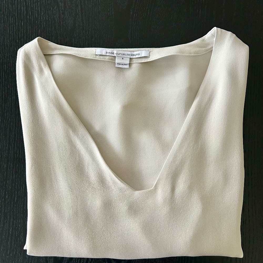 Diane Von Fustenberg 100% silk blouse